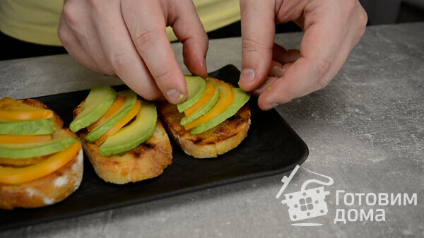 Бутерброды с авокадо и желтком фото к рецепту 2