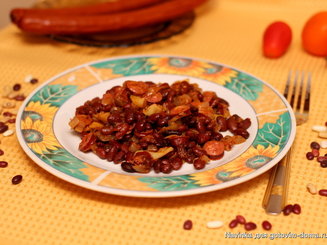 Фасоль с колбасками и овощами по-деревенски