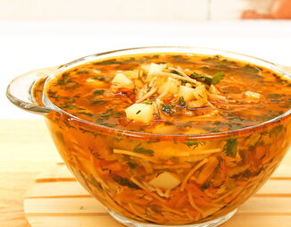 Простой суп с жареной вермишелью, картошкой и зажаркой