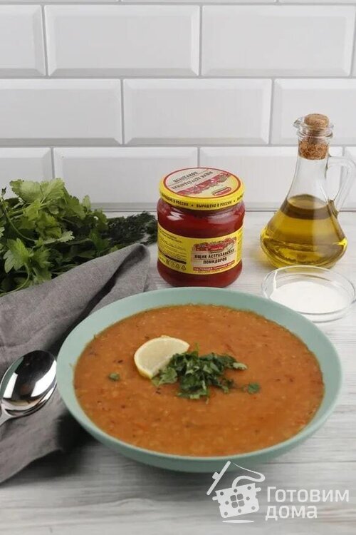 Ароматный чечевичный суп с томатной пастой и пряностями