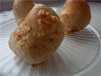 Чесночно-розмариновые булочки с беконом и сыром