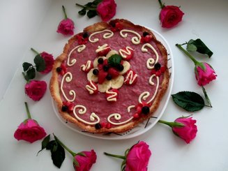 Песочный пирог с клубничным кремом