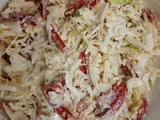 Капустный салат с яблоком и сыром