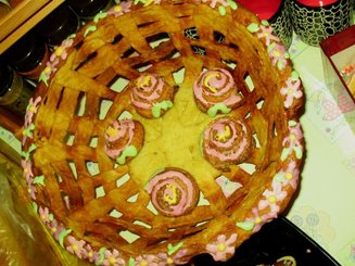 Корзинка с сахарными булочками и мармеладом