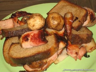 Грибные шашлычки с копчёной грудинкой и душистым хлебом