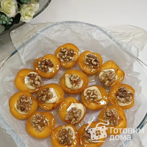 Запеченные абрикосы с сыром бри, орехами и медом