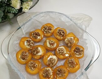 Запеченные абрикосы с сыром бри, орехами и медом