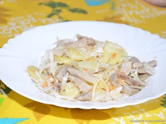 Белорусский салат с квашеной капустой и печёным картофелем