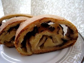 Творожный рулет с яблоками и шоколадом