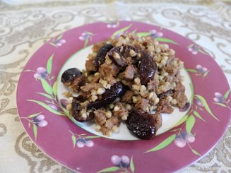 Мясо лося, тушеное с зеленой гречкой и черносливом