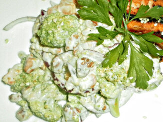 Салат из брокколи с изюмом и орехами