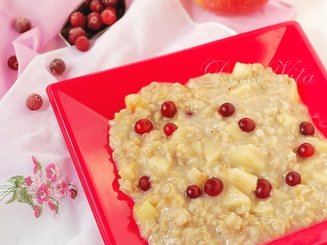 Овсяная каша с яблоком и клюквой