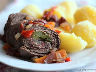 Говяжий рулет с капустой и картошкой