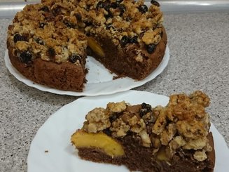 Шоколадный пирог с персиками и карамелизированными орехами