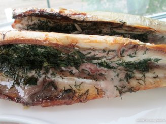 Запеченная скумбрия с укропом и помидорами