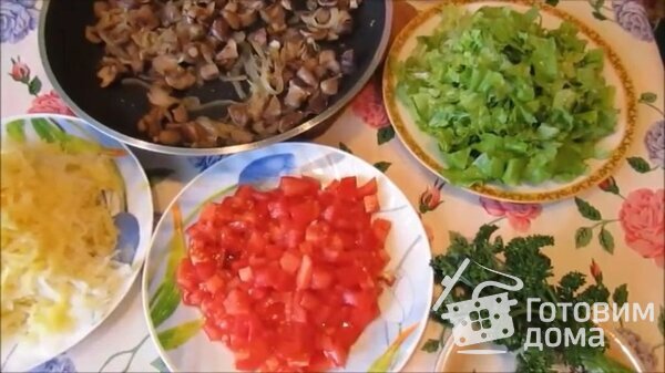 Постный слоеный салат с грибами и помидорами фото к рецепту 1