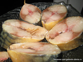 Соленая скумбрия с черносливом