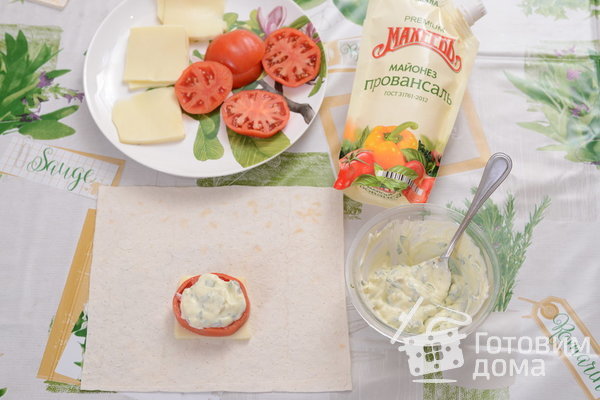 Конвертики из лаваша с помидорами и сыром фото к рецепту 1