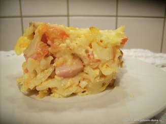 Яично-вермишелевая запеканка с помидорами и ветчиной