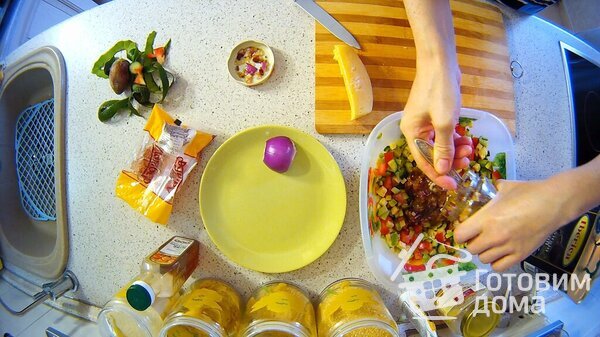 Салат из помидоров, авокадо, сыра и огурцов с медово-беконной заправкой фото к рецепту 9