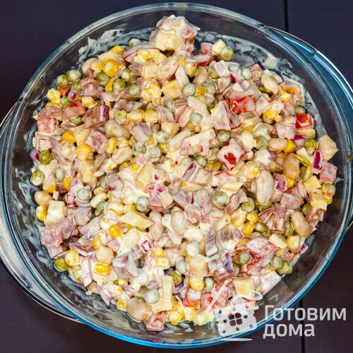 Салат с кукурузой, фасолью, помидором и колбасой
