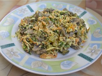 Грибной салат с сыром, морковью и солеными огурцами