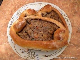 Пиде (турецкие лепешки) с фаршем, фетой и помидорами
