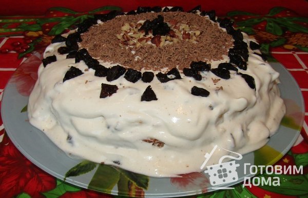 Торт на сгущенке со сметанным кремом и черносливом фото к рецепту 1
