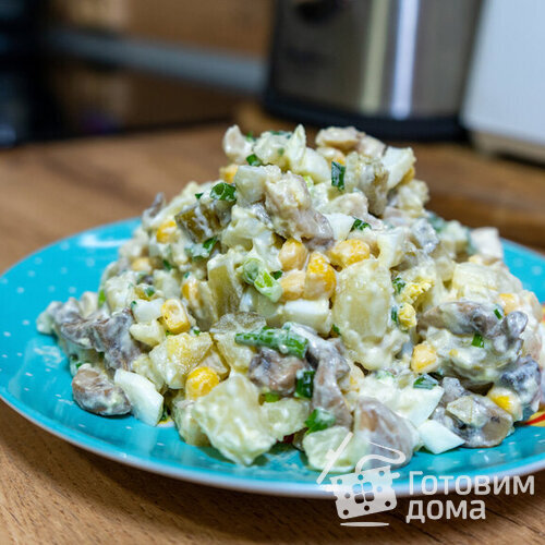 Салат с куриной грудкой, грибами и кукурузой