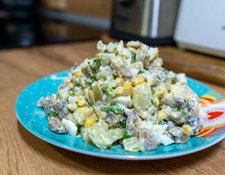 Салат с куриной грудкой, грибами и кукурузой