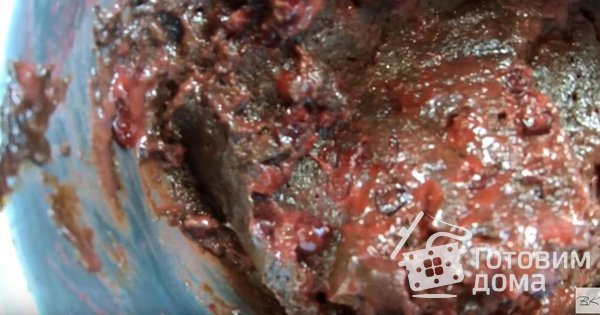 Шоколадный пирог с брусникой и сливочной заливкой фото к рецепту 3