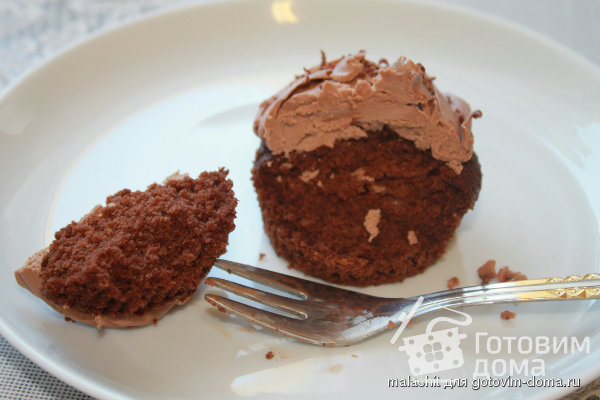 Шоколадные капкейки украшенные шоколадным фростингом фото к рецепту 10