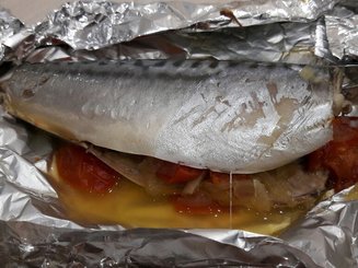 Запечённная скумбрия с помидорами