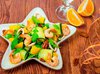 Салат с креветками, руколой и апельсиновой заправкой