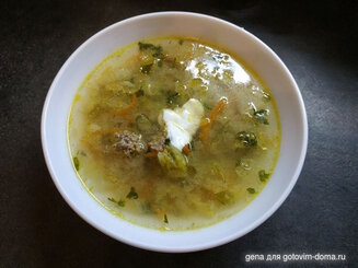 Суп из пекинской капусты с фрикадельками и рисом.
