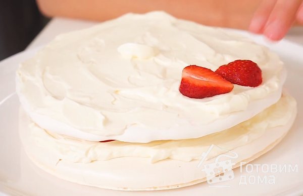 Торт-безе Анна Павлова с клубникой и взбитыми сливками фото к рецепту 4