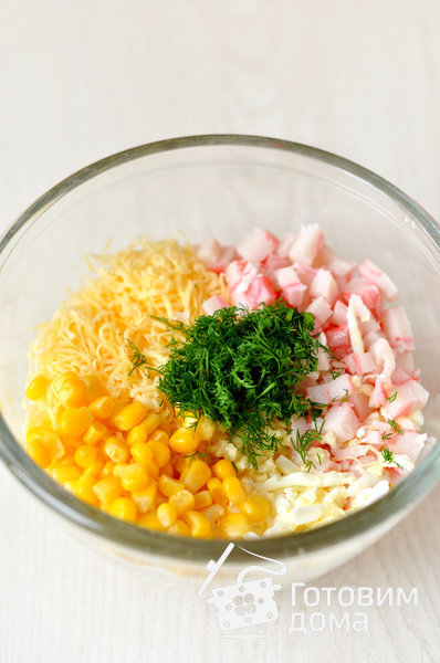 Салат из крабовых палочек с кукурузой фото к рецепту 3
