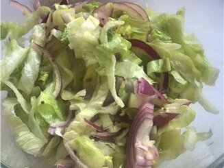 Салат с луком и заправкой из зерновой горчицы
