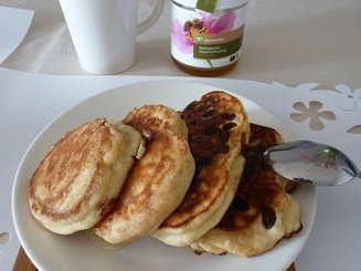 Оладьи на пахте со свежей черникой