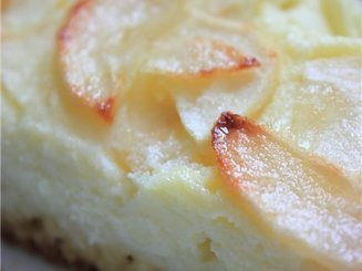 Яблочный пирог с творожным кремом и карамельным соусом