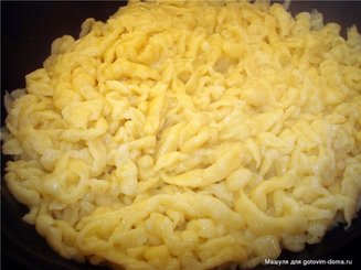 Шпецле с шампиньонами и беконом