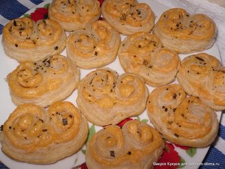 Слоеные сердечки с сыром