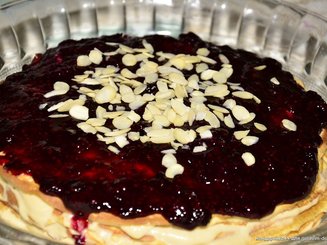 Блинный торт с кремом из маскарпоне и ягодным соусом