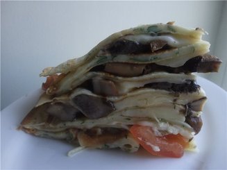 Блинный пирог с помидорами, грибами и сыром