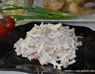Капустный салат с колбасой и сухариками