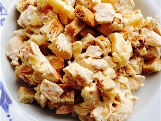 Салат из курицы с сыром и сухариками