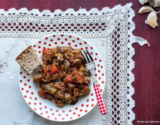 Баклажаны с помидорами и оливками