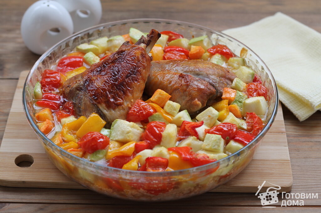 Рецепт: Кабачки с куриной голенью и травами - Вкусное легкое блюдо.