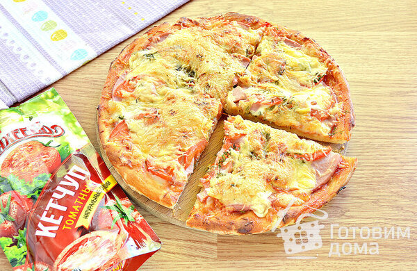 Домашняя пицца с колбасой, сыром и кетчупом Махеевъ, Россия фото к рецепту 8