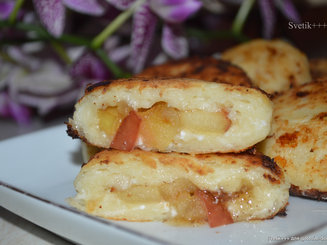 Сырники с начинкой из яблок и изюма